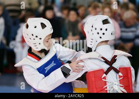 Orenburg, Russland - 27. Januar 2018 Jahre: Die Kinder treten in Taekwondo an der Championship School an Stockfoto