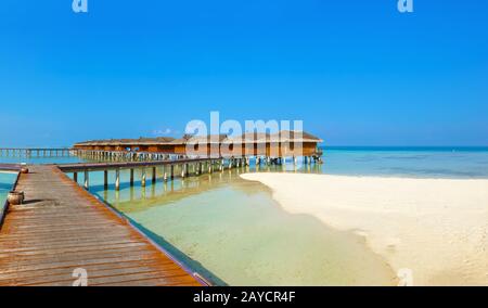 Bungalows auf tropischen Malediven-Insel Stockfoto