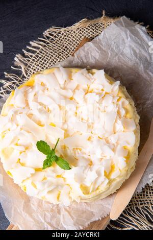 Ein einfacher Quark-Kokosnuss-Kuchen aus der Zinn Stockfoto