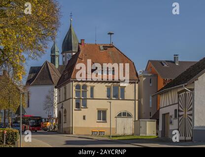 Friedingen mit der katholischen Pfarrkirche St. Leodegar, Singen-Friedingen Stockfoto