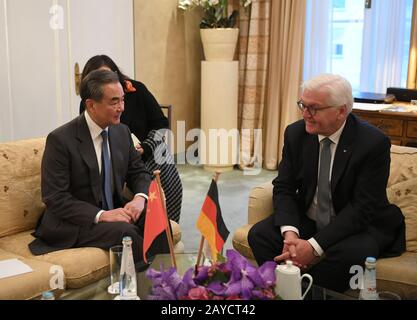 München, Deutschland. Februar 2020. Der deutsche Präsident Frank-Walter Steinmeier (R) trifft sich mit dem Besuch des chinesischen Staatsrats und Außenministers Wang Yi in München, Deutschland, 14. Februar 2020. Credit: Lu Yang/Xinhua/Alamy Live News Stockfoto