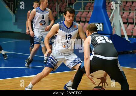 Orenburg, Russland - 13. Bis 16. Juni 2019 Jahr: Männer spielen Basketball im interregionalen Finale der Amateure Stockfoto