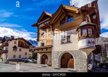 Traditionelles alpines Holzhaus im Dorf, Livigno, Italien, Alpen Stockfoto