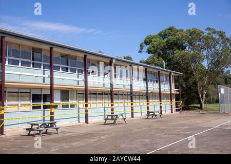 Blockgebäude für australische Schulen in Sydney, Australien, mit Renovierungsarbeiten im Gange Stockfoto