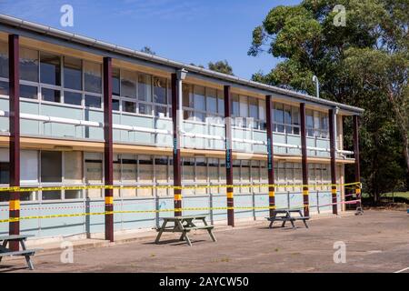 Blockgebäude für australische Schulen in Sydney, Australien, mit Renovierungsarbeiten im Gange Stockfoto