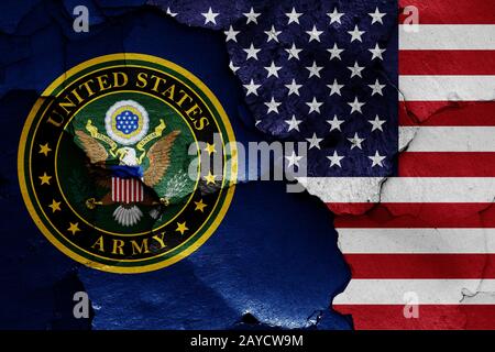 Flaggen der United States Army und USA malte auf Risse an der Wand Stockfoto