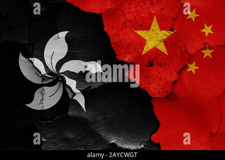 Flagge von Hong Kong und China auf rissige Wand gemalt Stockfoto