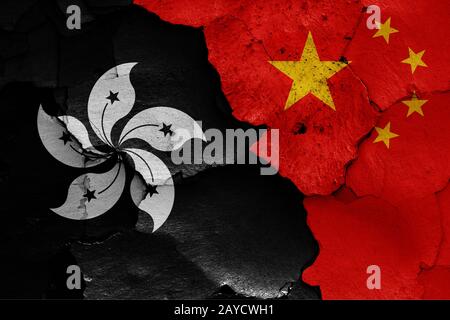 Flagge von Hong Kong und China auf rissige Wand gemalt Stockfoto