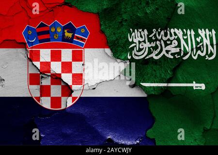 Flagge von Kroatien und Saudi-arabien malte auf Risse an der Wand Stockfoto