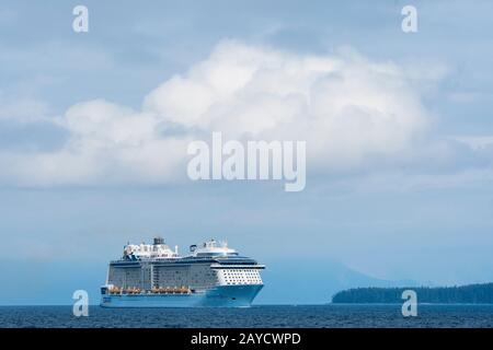 Die Ovation of the Seas ist ein Kreuzfahrtschiff der Quantum-Klasse im Besitz von Royal Caribbean International, hier Kreuzfahrt durch Stephens Passage, Southeast Alask Stockfoto