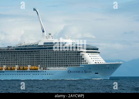 Die Ovation of the Seas ist ein Kreuzfahrtschiff der Quantum-Klasse im Besitz von Royal Caribbean International, hier Kreuzfahrt durch Stephens Passage, Southeast Alask Stockfoto