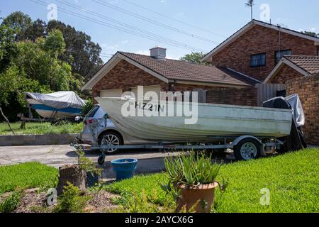Typisches australisches Haus in Mona Vale mit Garten- und Trailerboot vor dem Haus, Sydney, Australien Stockfoto