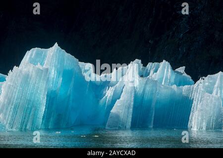 Eisberge vom South Sawyer Glacier, der in Tracy Arm, einem Fjord in Alaska bei Juneau, Tongass National Forest, Alaska, USA, schwimmt. Stockfoto