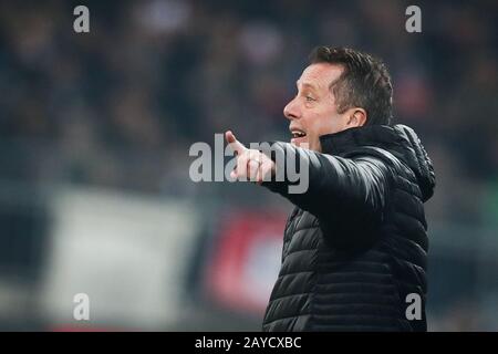 Hamburg, Deutschland. Februar 2020. Fußball: 2. Bundesliga, 22. Spieltag, FC St. Pauli - Dynamo Dresden im Millerntor-Stadion. Der Dresdner Coach Markus Kauczinski verstikt sich am Rande. Kredit: Christian Charisius / dpa - WICHTIGER HINWEIS: Gemäß den Vorschriften der DFL Deutsche Fußball Liga und des DFB Deutscher Fußball-Bund ist es untersagt, im Stadion und/oder aus dem fotografierten Spiel in Form von Sequenzbildern und/oder videoähnlichen Fotoserien auszunutzen oder auszunutzen./dpa/Alamy Live News Stockfoto