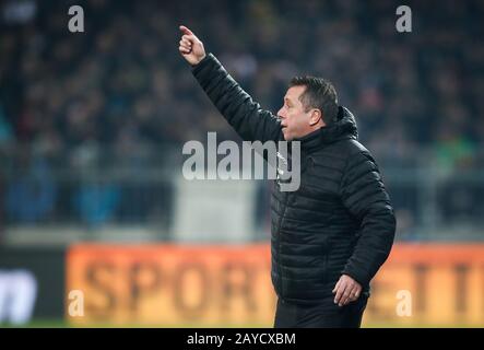 Hamburg, Deutschland. Februar 2020. Fußball: 2. Bundesliga, 22. Spieltag, FC St. Pauli - Dynamo Dresden im Millerntor-Stadion. Der Dresdner Coach Markus Kauczinski verstikt sich am Rande. Kredit: Christian Charisius / dpa - WICHTIGER HINWEIS: Gemäß den Vorschriften der DFL Deutsche Fußball Liga und des DFB Deutscher Fußball-Bund ist es untersagt, im Stadion und/oder aus dem fotografierten Spiel in Form von Sequenzbildern und/oder videoähnlichen Fotoserien auszunutzen oder auszunutzen./dpa/Alamy Live News Stockfoto