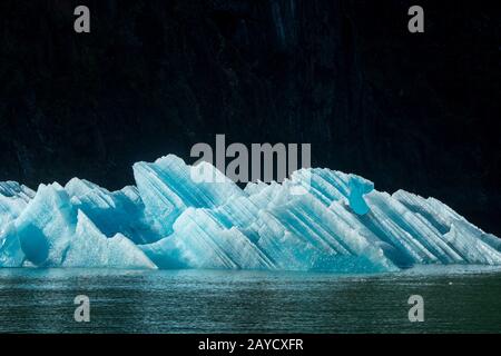 Eisberge vom South Sawyer Glacier, der in Tracy Arm, einem Fjord in Alaska bei Juneau, Tongass National Forest, Alaska, USA, schwimmt. Stockfoto