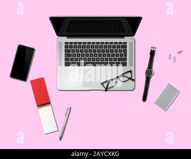 Büroschreibtisch mit verdeckter Draufsicht, isoliert auf Pink Stockfoto