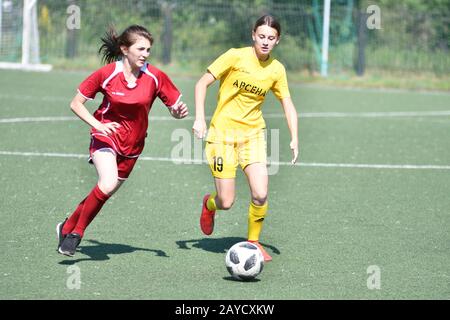 Orenburg, Russland - 12. Juni 2019 Jahr: Mädchen spielen Fußball-Frauenturnier, gewidmet dem Tag O Stockfoto