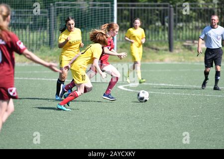 Orenburg, Russland - 12. Juni 2019 Jahr: Mädchen spielen Fußball-Frauenturnier, gewidmet dem Tag O Stockfoto