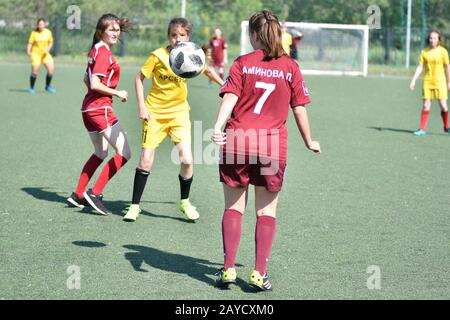 Orenburg, Russland - 12. Juni 2019 Jahr: Mädchen spielen Fußball-Frauenturnier, gewidmet dem Tag O Stockfoto