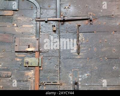 Tür alte schwarze mittelalterliche Holztür mit eisernen Schlössern und Schrauben an der chester Kathedrale Stockfoto