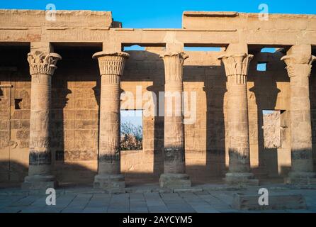 Altägyptische Säulen im Isis-Tempel aus Philae - westliche Colonnade, heute auf der Insel Agilika, in der Nähe von Assuan, Ägypten Stockfoto