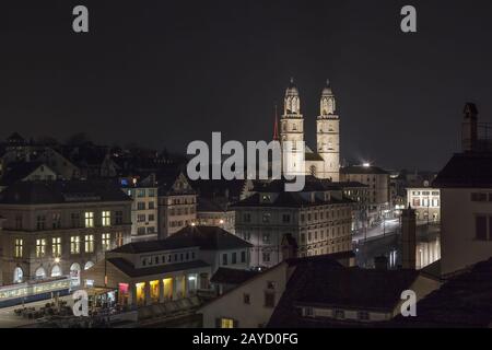 Blick auf Zürich mit Großmunster Kirche am Abend, Schweiz Stockfoto