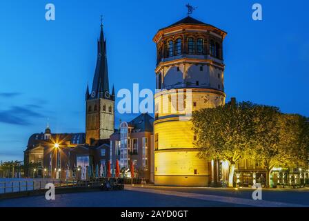 Alter Burgturm und ST Lambertus Kirche, Düsseldorf Stockfoto