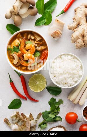 Tom Yum Goong oder Tom Yam Kung und Zutaten zum Kochen. Traditionelle thailändische würzige Garnelensuppe mit Kokosmilch. Draufsicht. Stockfoto