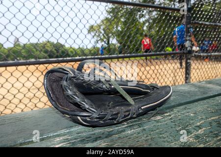 Lehmgras-Basseball-Diamant mit Lederklaue auf der Bank Stockfoto