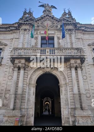 Die Hauptfassade façade der ehemaligen Königlichen Tabakfabrik, 18. Jahrhundert. Die erste Tabakfabrik der Welt, Sevilla, Spanien Stockfoto