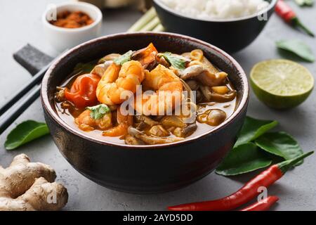 Tom Yam Kung - würzige thailändische Suppe mit Garnelen, Kokosmilch und Chili. Serviert mit Reis. Stockfoto