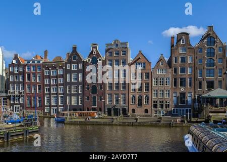 Die Tanzhäuser am Damrak, Amsterdam Stockfoto