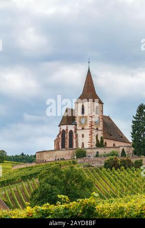 Befestigte Kirche in Hunawihr, Elsaß, Frankreich Stockfoto