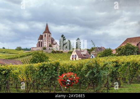 Befestigte Kirche in Hunawihr, Elsaß, Frankreich Stockfoto