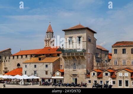 Häuser an der Böschung, Trogir, Kroatien Stockfoto