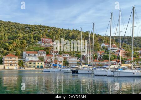 Hafen für Yachten in Marina, Kroatien Stockfoto