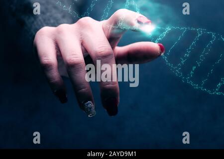 Nahaufnahme der Frau, Die Blaues DNA-Molekül Berührt. Gemischte Medien. Stockfoto