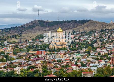 Blick auf die Dreifaltigkeitskathedrale von Tiflis, Georgien Stockfoto