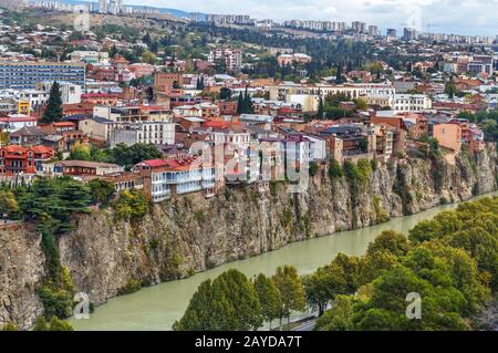 Häuser auf einer Klippe über dem Fluss Kura, Tiflis, Georgien Stockfoto