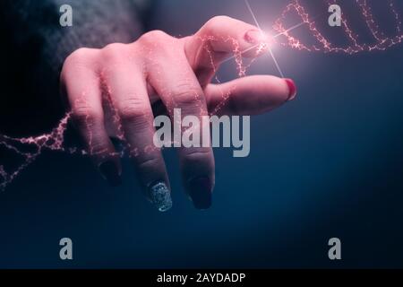 Nahaufnahme der Frau, Die Dna-Molekül Berührt. Gemischte Medien. Stockfoto
