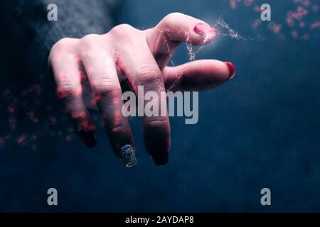 Nahaufnahme der Frau, Die Dna-Molekül Berührt. Gemischte Medien. Stockfoto