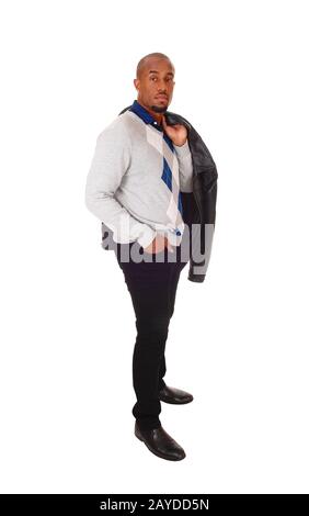 Großer afrikanischer Mann, der im Studio im Profil steht Stockfoto
