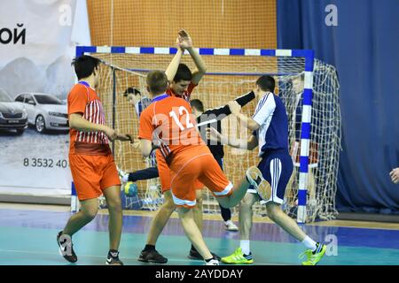 Orenburg, Russland - Februar 12, 2018 Jahr: Jungs spielen im Handball International Handball Turnier in Stockfoto