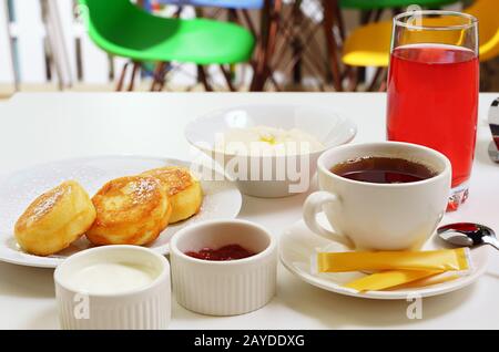 Frühstück mit Brei und Käsekuchen Stockfoto