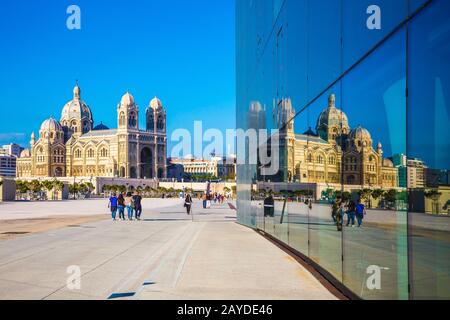 Die Kathedrale spiegelt sich in der Spiegelwand wider Stockfoto