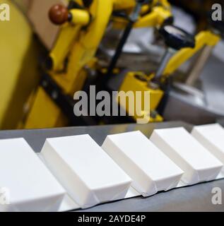 Fertige Milchprodukt am Fließband Stockfoto