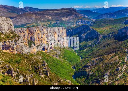 Die Klippe in den französischen Alpen Stockfoto