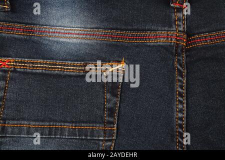 Titel: Blaue Jeans Hose isoliert auf grauem Hintergrund Stockfoto