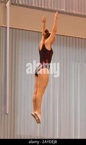 Orenburg, Russland - 4. Dezember 2016: Mädchen treten im Trampolinspringen auf Wettbewerben bei t an Stockfoto